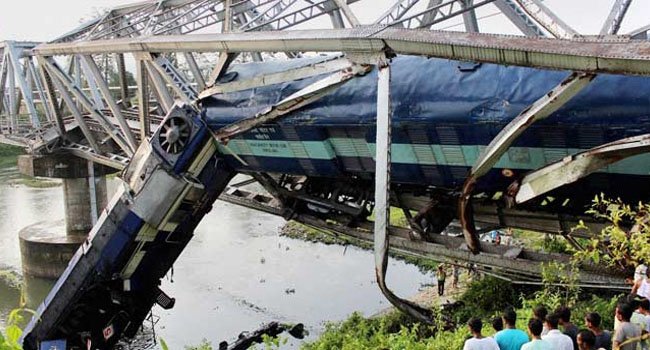https://assets.roar.media/Hindi/2017/01/Train-Accidents-in-India-Statistics-in-Hindi-Boggie-fallen-in-River.jpg