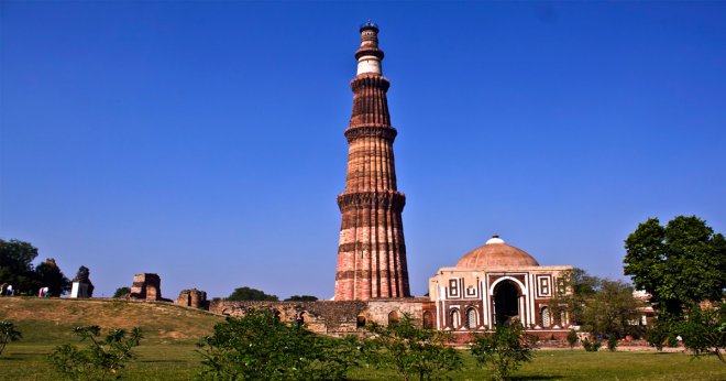https://assets.roar.media/Hindi/2017/04/History-of-11-Famous-Towers-in-India-Qutub-MinarDelhi.jpg