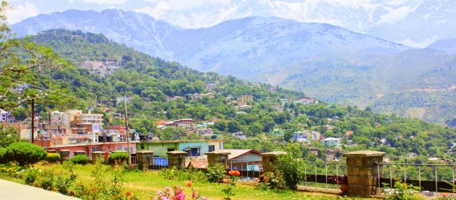 https://assets.roar.media/Hindi/2017/05/30-days-30-Things-in-Himachal-Pradesh-A-panoramic-view-of-Dharamshala.jpg