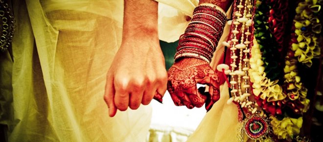 https://assets.roar.media/Hindi/2017/06/Hindi-Satire-on-Bad-Husband-Wife-Adultery-Archana-Chaturvedi.jpg