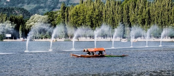 https://assets.roar.media/Hindi/2017/06/Weekend-in-Kashmir-With-13000-Rupees-Boating-At-Dal-Lake-Srinagar.jpg