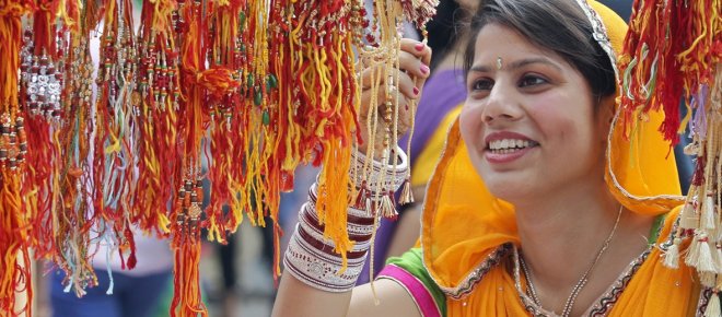 https://assets.roar.media/Hindi/2017/08/Market-and-Indian-Festivals-Hindi-Article-Rakshabandhan-Atul-Article.jpg