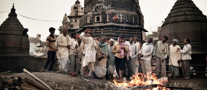 https://assets.roar.media/Hindi/2018/02/Hindu-funeral-ritual-in-Varanasi.jpg