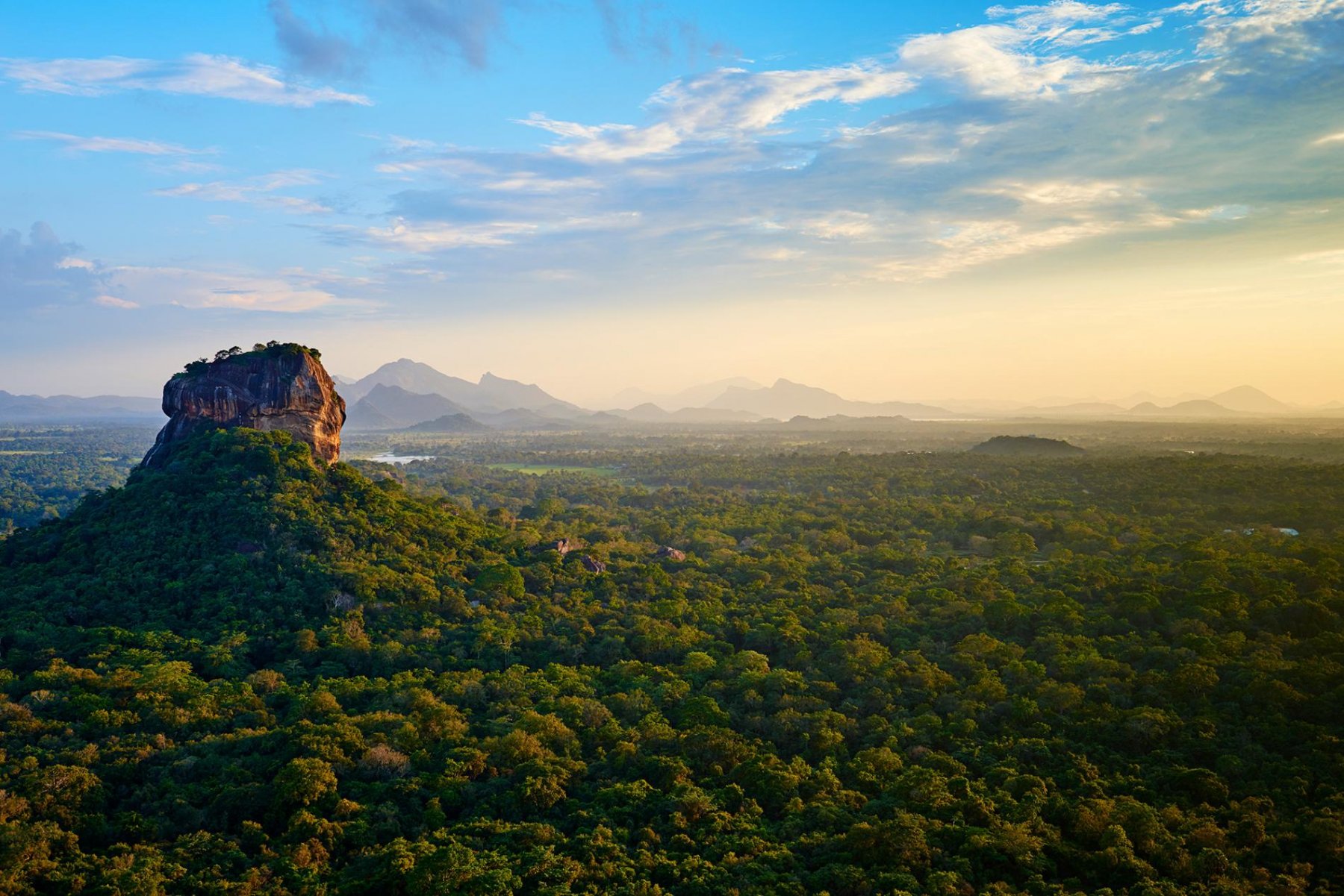 Fortaleza de Sigiriya emergiendo sobre la selva de Sri Lanka