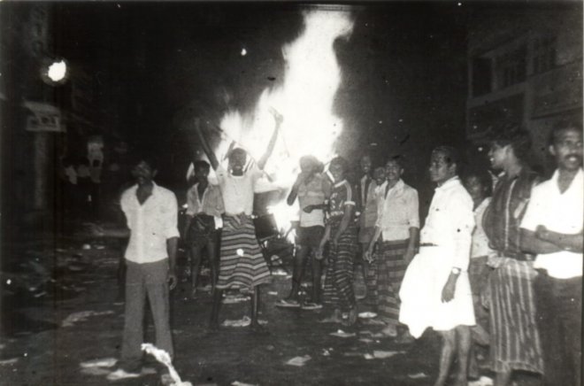 https://assets.roar.media/Sinhala/2016/07/14a-borella-rioters-1983-burning-e1469110569248.jpg