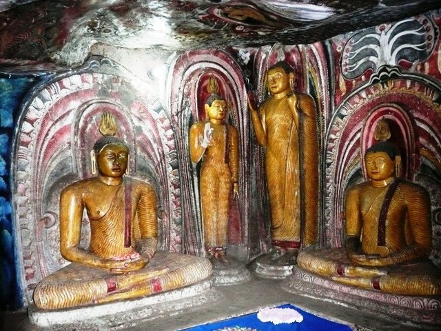 https://assets.roar.media/Sinhala/2016/07/280567-statues-in-the-first-image-house-raswehera-sri-lanka.jpg