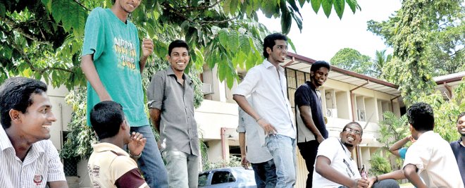 https://assets.roar.media/Sinhala/2016/09/Uni-Students.jpg