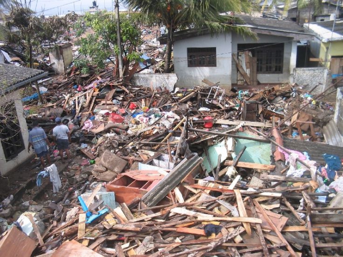 Землетрясение в тайланде новости. ЦУНАМИ Тайланд 2004 семья.