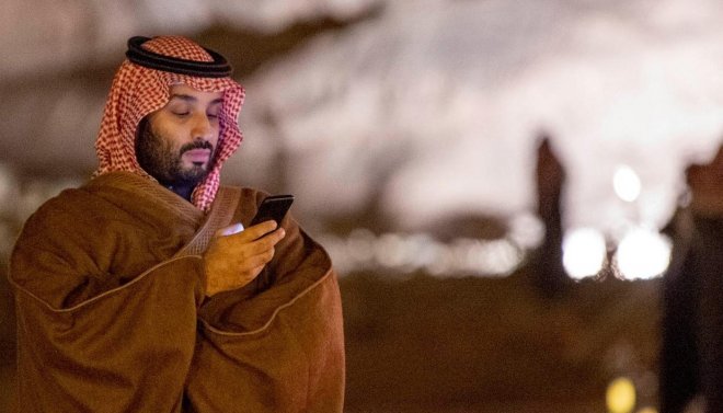 https://assets.roar.media/assets/1EUG0OepRMtLTidF_saudi-crown-prince-mbs-japan-phone-new-(1).jpg