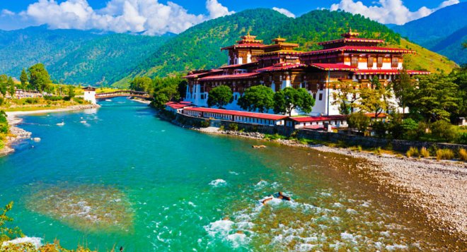 https://assets.roar.media/assets/1vvB5JWwxGfQRILG_Family-Attractions-in-Bhutan.jpg