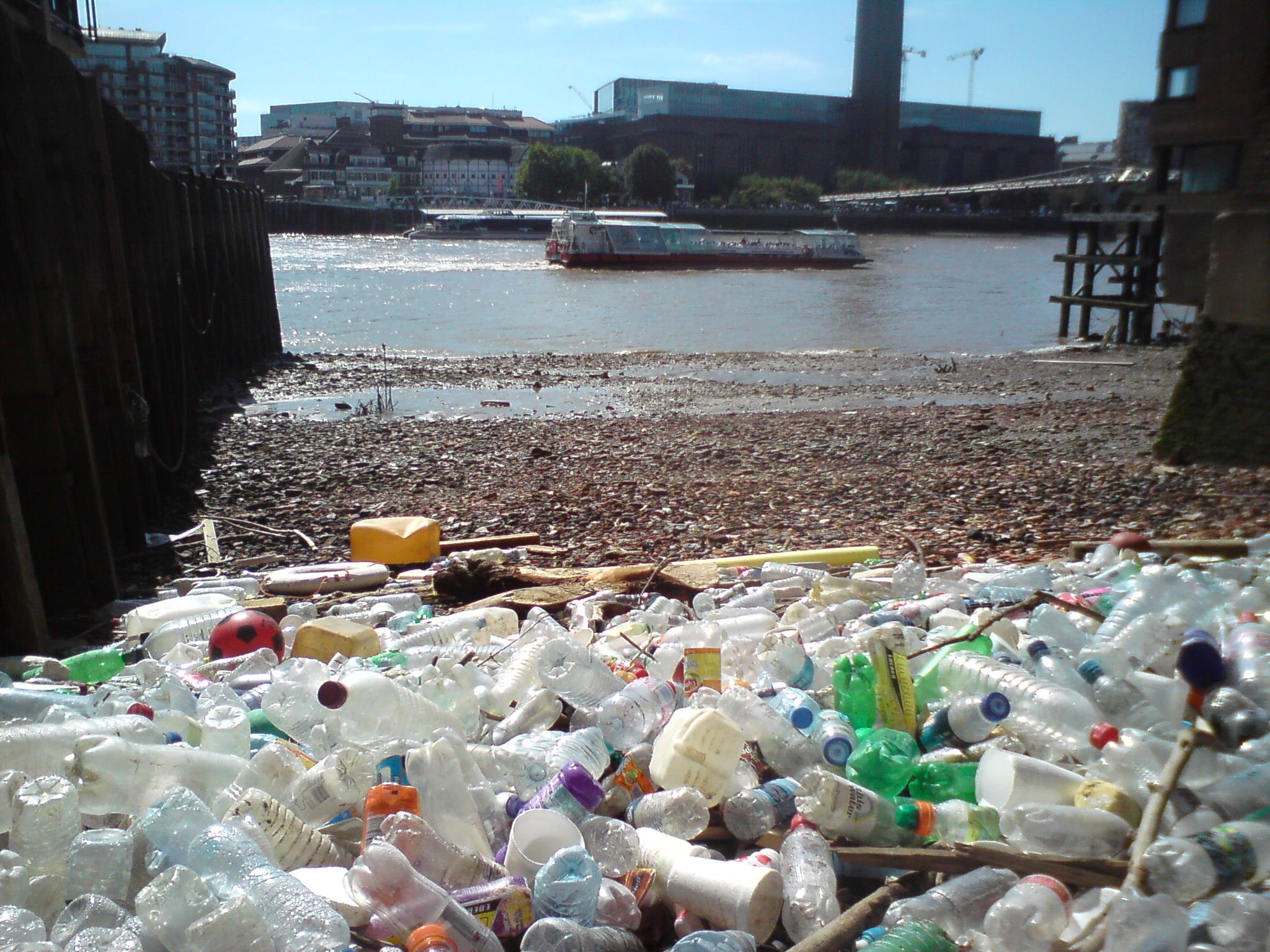 Глобальная проблема отходы. Грязная река Темза. Пластиковое загрязнение. Пластиковые отходы.