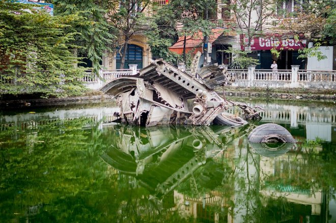 https://assets.roar.media/assets/3vxZnA3z4Bnpdzf1_1280px-Wreckage_of_B52_bomber%2C_downtown_Hanoi%2C_Vietnam.jpg