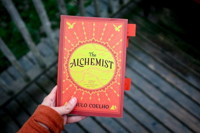 https://assets.roar.media/assets/AC8dwGtkbfvl1XzE_The-Alchemist-Paulo-Coelho-25th-Anniversary-Edition.jpg