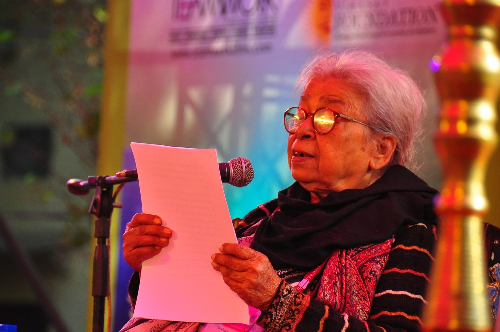 महाश्वेता देवी: अपनी कलम से 'आंदोलन' करने वाली लेखिका