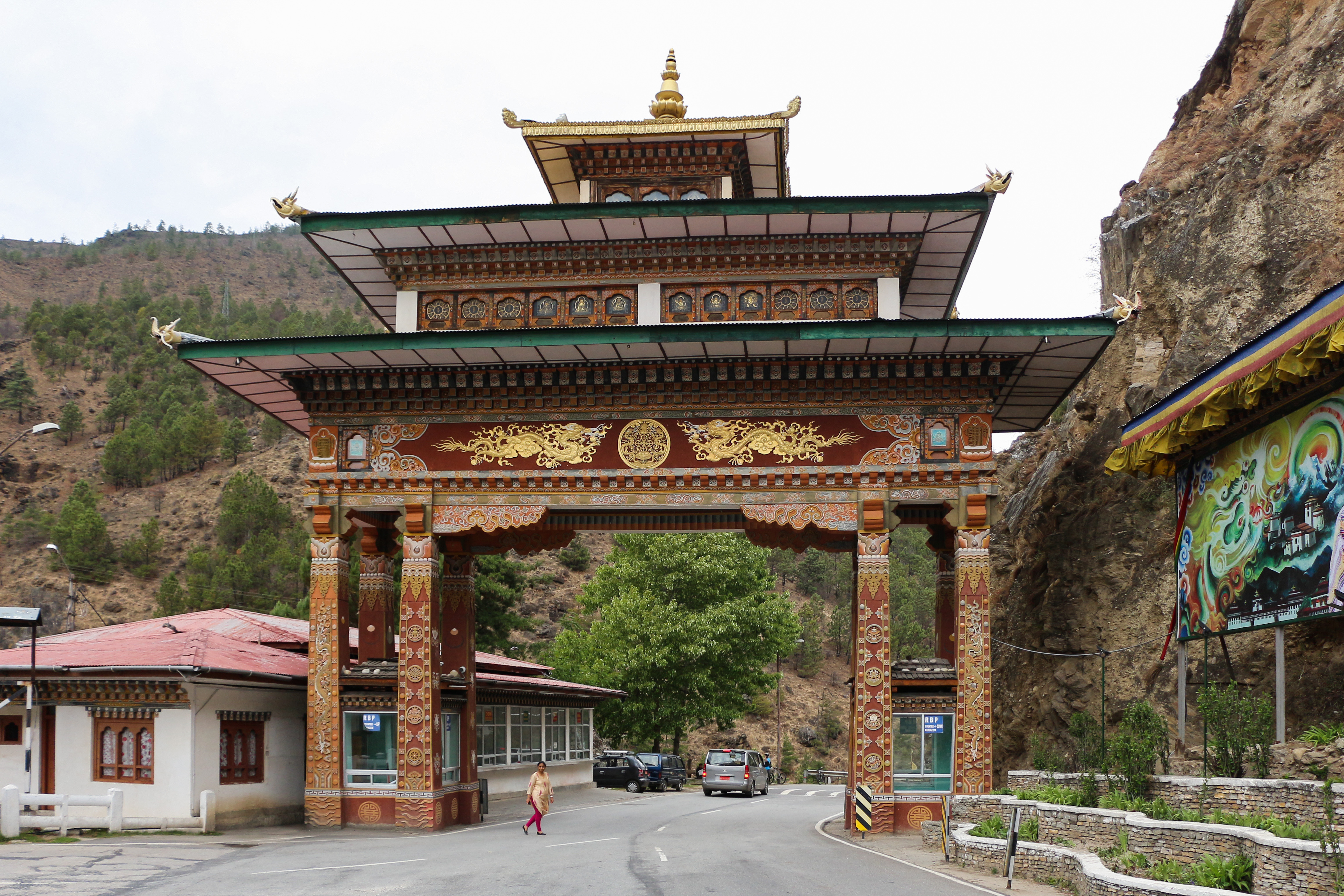 ভুটান গেইট। collected from:https://upload.wikimedia.org/wikipedia/commons/e/e4/Gate_at_Chuzom,_Bhutan_01.jpg