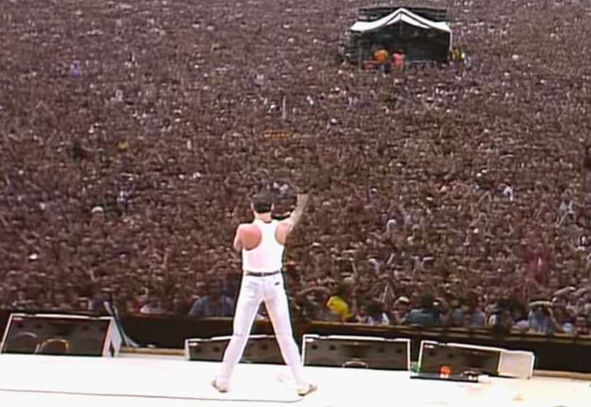 Live Aid ප්‍රසංගයේ ගීත ගායනා කරමින්