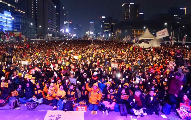 https://assets.roar.media/assets/UsECcTMC7G5qi9v6_candlelight-protest-korea-img.jpg