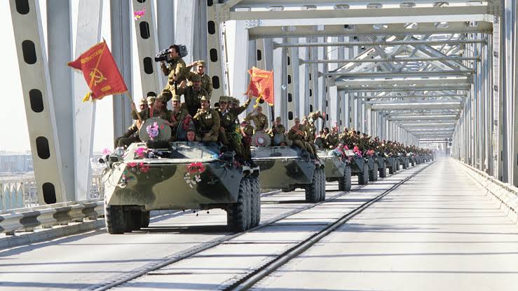 আফগান যুদ্ধ শেষে সোভিয়েত বাহিনী ফিরে যাচ্ছে, তবে তারা মানসিকভাবে বিধ্বস্ত ছিল; image source: Russia beyond 
