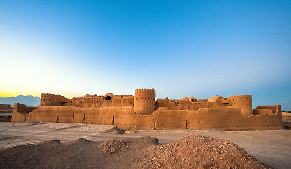 https://assets.roar.media/assets/WClpQLmC2WR7cs33_saryazd-fortress-built-in-the-7th-century-ad-in-dasht-e-kavir-desert-near-yazd-iran-smartshots-international.jpg