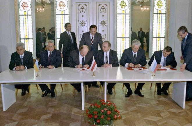 https://assets.roar.media/assets/Xk0GfFb8eClSmFdo_1024px-RIAN_archive_848095_Signing_the_Agreement_to_eliminate_the_USSR_and_establish_the_Commonwealth_of_Independent_States.jpg