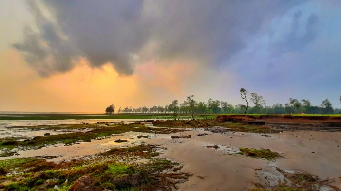 রক্তিম আভায় মুরাদপুর সৈকত। ছবিঃ লেখক