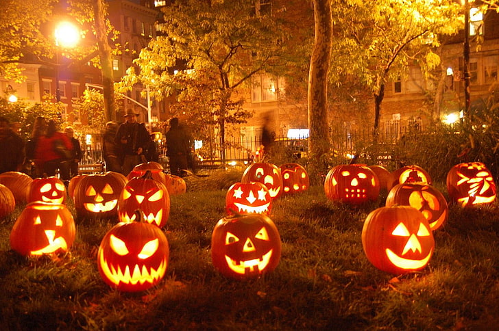 jack-o-lantern decor lot, Halloween, pumpkin, city, holiday, night, HD wallpaper