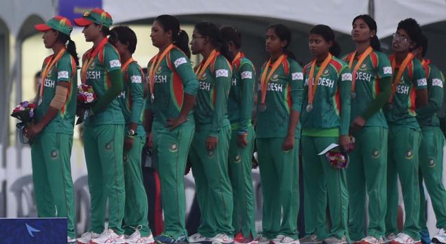 রৌপ্যজয়ী বাংলাদেশ নারী ক্রিকেট দল; Image Source:Prothom alo.com 