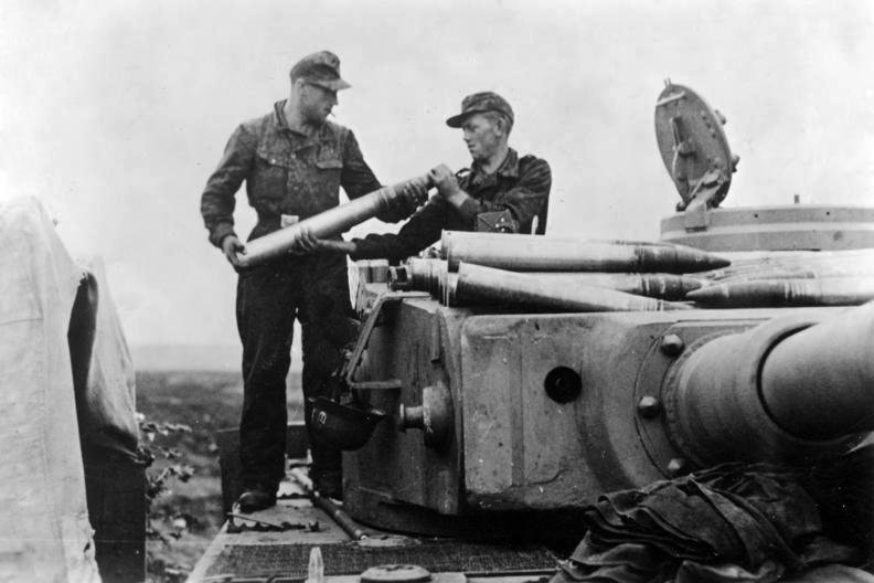 https://www.tanks-encyclopedia.com/wp-content/uploads/2016/03/Bundesarchiv_Bild_183-J14931_Bei_Belgorod_Panzer_VI_Tiger_I_Aufmunitionieren.jpg