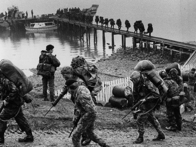 https://assets.roar.media/assets/lacrEUmsbrV4Qzft_British-troops-during-the-Falklands-War-58efa48e3df78cd3fc83b5b9.jpg