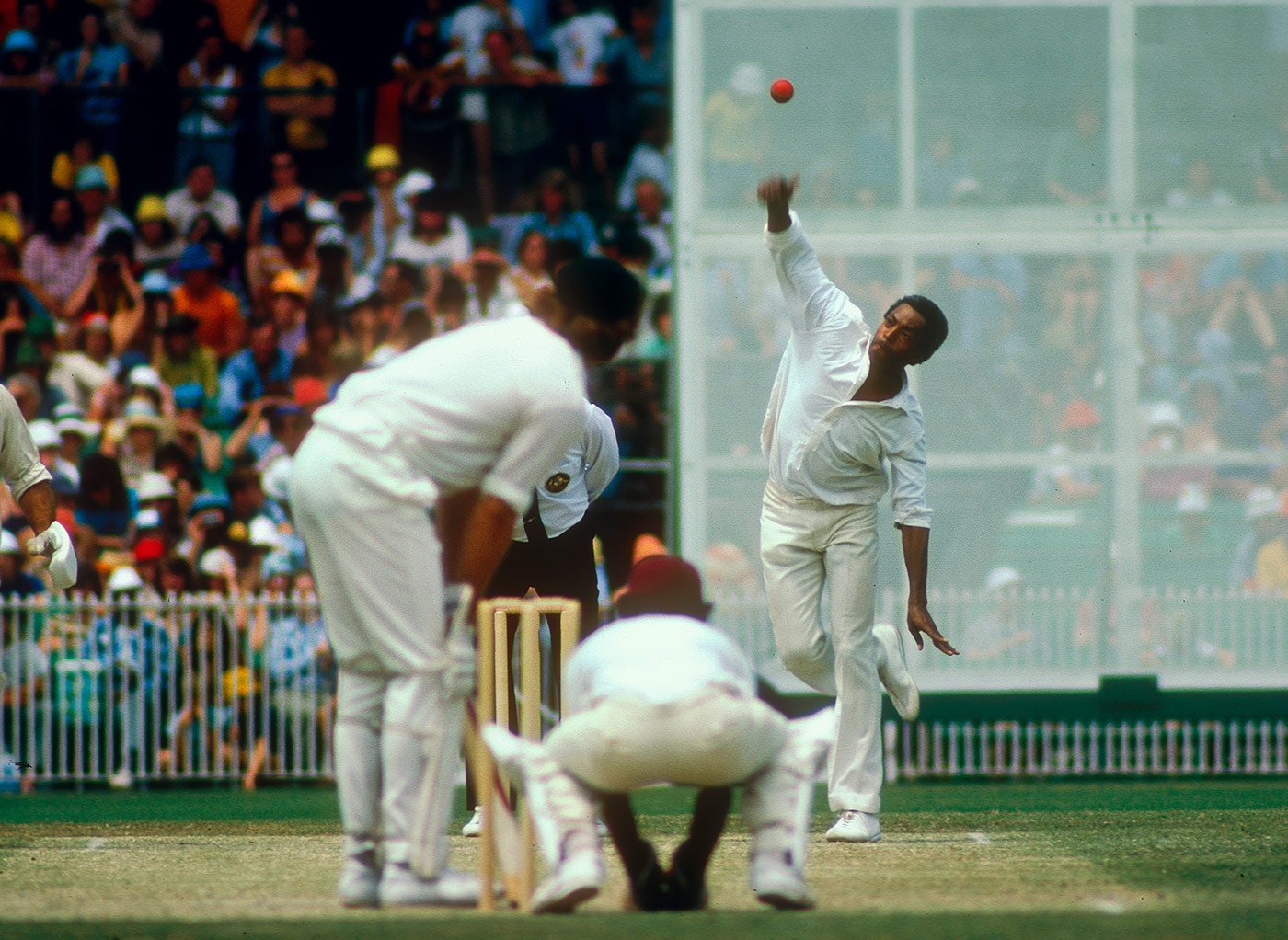 মেলবোর্নে বক্সিংডে টেস্ট চলাকালীন বোলিং; সাল ১৯৭৫। Source: Cricket Monthly       