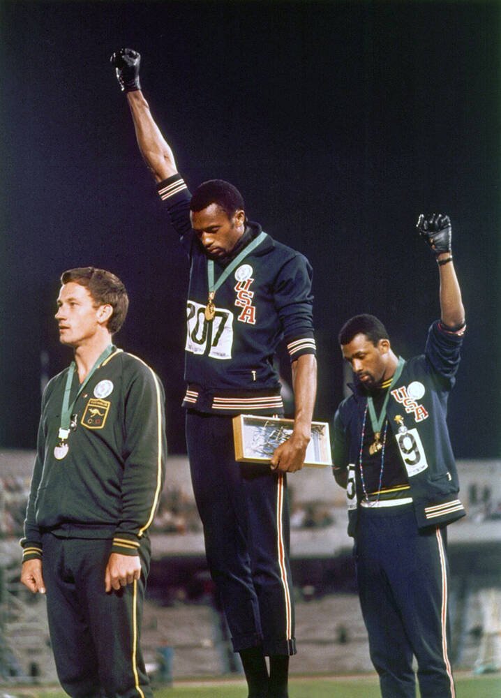 Black Power Salute" සමගින් තම විරෝධය පළ කරන ටොමී ස්මිත් සහ ජෝන් කාර්ලෝස්