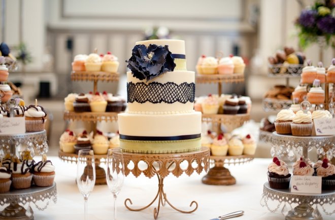 https://assets.roar.media/assets/vkDGOyh6DMxP4pui_wedding-photography-sneak-peek-elegant-real-wedding-lace-embellished-wedding-cake.full.jpg