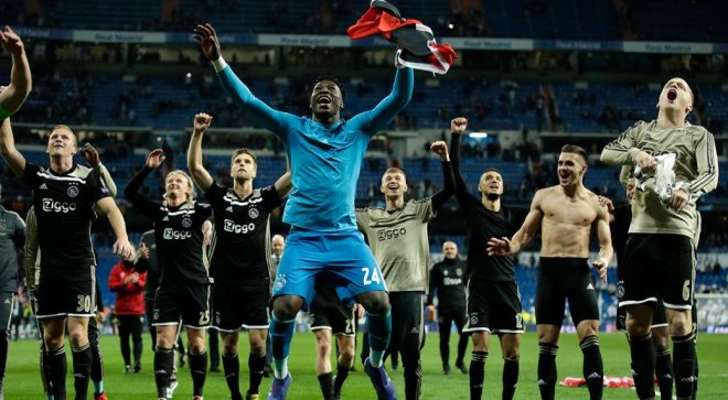https://assets.roar.media/assets/vlhpfvpFAn4f1LbL_Soccer-Ajax-players-celebrate-after-defeating-Real-Madrid-1040x572.jpg